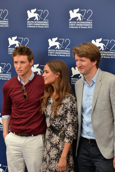 Venzia 2015: Eddie Redmayne, Tom Hooper e Alicia Vikander posano al photocall di The Danish Girl