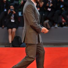 Venezia 2015: Ralph Fiennes scherza con i fotografi sul red carpet di A Bigger Splash