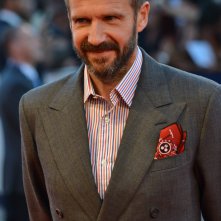 Venezia 2015: Ralph Fiennes sorride sul red carpet di A Bigger Splash