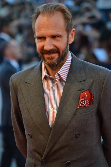 Venezia 2015: Ralph Fiennes sorride sul red carpet di A Bigger Splash
