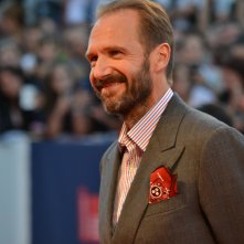 Venezia 2015: Ralph Fiennes sorride sul red carpet di A Bigger Splash