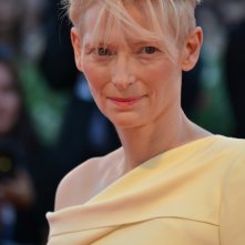 Venezia 2015: Tilda Swinton sorride sul red carpet