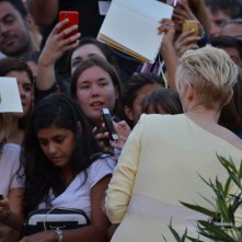 Veenezia 2015:Tilda Swinton firma autigrafi sul red carpet di A Bigger Splash