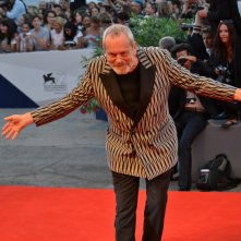 Venezia 2015: Terry Gilliam scherza con i fotografi sul red carpet di A Bigger Splash