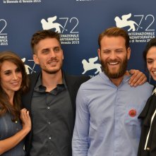 venezia 2015: Luca Marinelli, Alessandro Borghi, Silvia D'Amico, Roberta Mattei posano sorridenti al photocall di Non essere cattivo