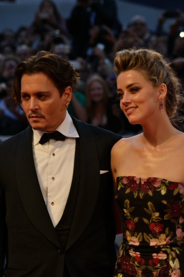 Venezia 2015: Amber Heard con Johnny Depp posano sull red carpet di The Danish Girl