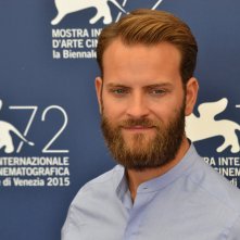 Venezia 2015: Alessandro Borghi posa al photocall di Non essere cattivo