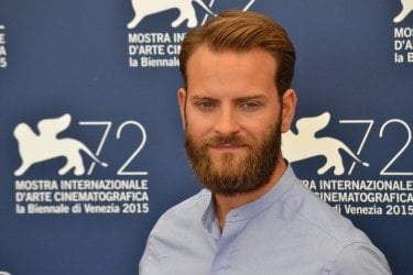 Venezia 2015: Alessandro Borghi posa al photocall di Non essere cattivo