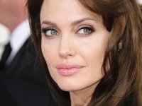 Angelina Jolie ha una 'gemella' scozzese: due gocce d'acqua!