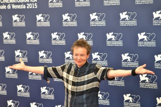 Venezia 2015: laurie Anderson scherzosa al photocall di Heart of a Dog