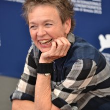 Venezia 2015: Laurie Anderson sorride al photocall di Heart of a Dog