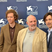Venezia 2015: Brian De Palma, Noah Baumbach e Jake Paltrow in uno scatto al photocall per De Palma 
