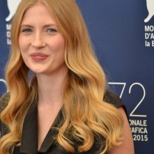 Venezia 2015: Paulina Chapko sorridente al photocall del film 11 Minut
