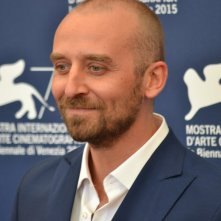 Venezia 2015: Wojciech Mecwaldowski sorride al photocall di 11 Minut