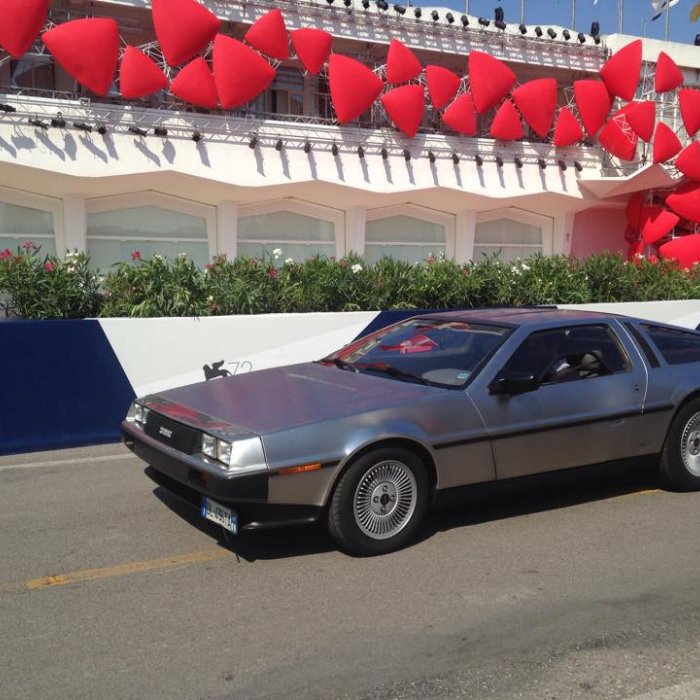 Venezia 2015 - la macchina di Ritorno al Futuro parcheggiata davanti al palazzo del cinema