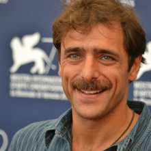 Venezia 2015: Adriano Giannini sorridente al photocall di Per amor vostro
