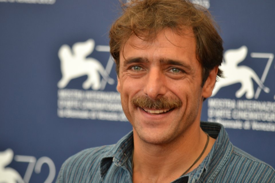 Venezia 2015: Adriano Giannini sorridente al photocall di Per amor vostro