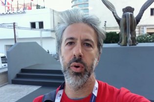 Motherland - Recensione Selfie