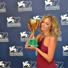 Venezia 2015: Valeria Golino posa con la coppa Volpi al photocall dei premiati 