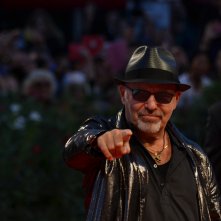 Venezia 2015: Vasco Rossi scherza con i fotografi sul red carpet per Il Decalogo di Vasco