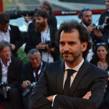 Venezia 2015: Pablo Trapero, regista di El Clan, sul tappeto roso della cerimonia di premiazione