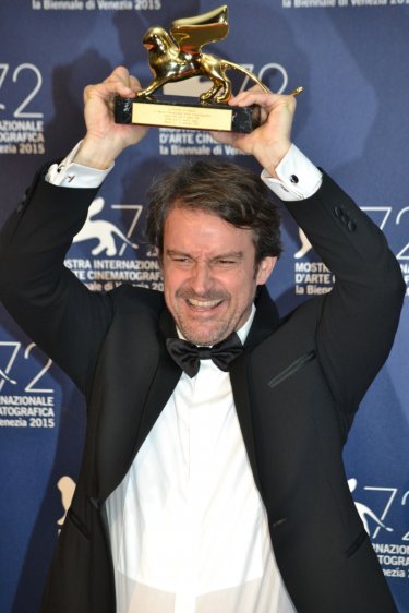 Venezia 2015: Lorenzo Vigas, regista di Desde Allà al photocall dei premiati