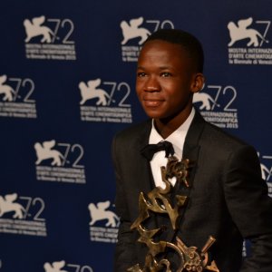 Venezia 2015: Abraham Attah sorride al photocall dei premiati
