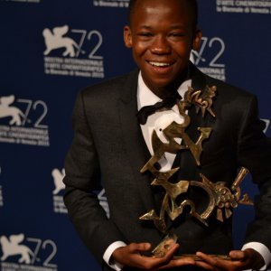 Venezia 2015: Abraham Attah di Beast of No Nation al photocall dei premiati
