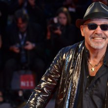 Venezia 2015: Vasco Rossi sorride sul red carpet