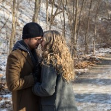 Padri e figlie: Aaron Paul e Amanda Seyfried in un momento del film