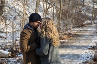 Padri e figlie: Aaron Paul e Amanda Seyfried in un momento del film