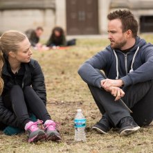 Padri e figlie: Aaron Paul e Amanda Seyfried in una scena del film