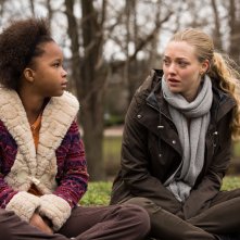 Padri e figlie: Amanda Seyfried insieme a Quvenzhané Wallis in una scena del film