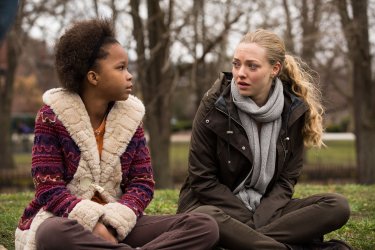 Padri e figlie: Amanda Seyfried insieme a Quvenzhané Wallis in una scena del film