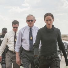 Sicario: Emily Blunt e Victor Garber in un'immagine tratta dal film