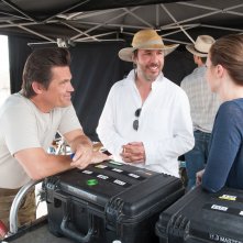 Sicario: il regista Denis Villeneuve con gli attori Josh Brolin ed Emily Blunt in un'immagine dal set