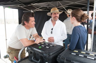 Sicario: il regista Denis Villeneuve con gli attori Josh Brolin ed Emily Blunt in un'immagine dal set