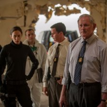 Sicario: Emily Blunt e Victor Garber in una delle agghiaccianti immagini iniziali del film
