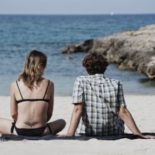 La prima luce: Daniela Ramirez e Riccardo Scamarcio di spalle in una scena del film