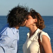 L'esigenza di unirmi ogni volta con te: Marco Bocci e Claudia Gerini si baciano in un momento del film