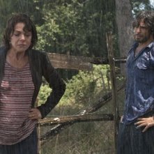 L'esigenza di unirmi ogni volta con te: una scena sotto la pioggia con protagonisti Claudia Gerini e Marco Bocci