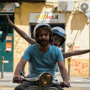 A Napoli non piove mai: Sergio Assisi e Valentina Corti in una scena del film