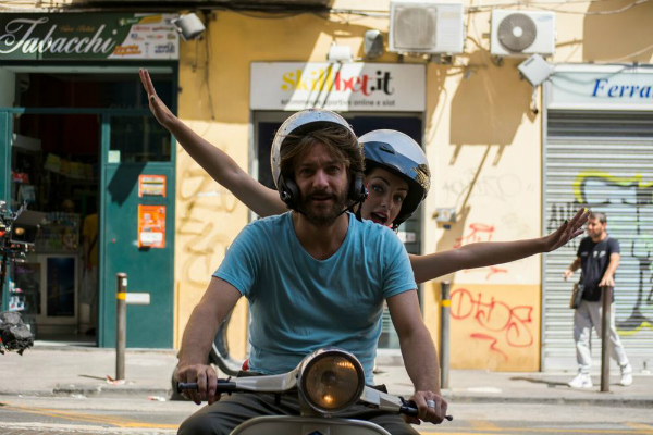 A Napoli non piove mai: Sergio Assisi e Valentina Corti in una scena del film