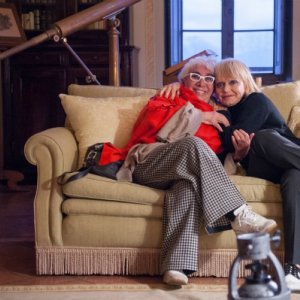 Dietro gli occhiali bianchi: Lina Wertmüller e Rita Pavone in un'immagine del documentario