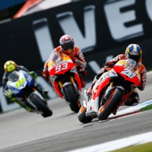 Fino all'ultima staccata: un'immagine del documentario con Dani Pedrosa, Marc Marquez e Valentino Rossi in lotta per la prima posizione