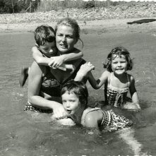 Io sono Ingrid: Ingrid Bergman al mare con la famiglia in un'immagine tratta dal documentario
