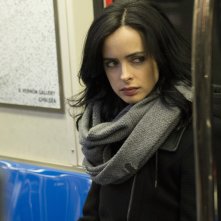 Jessica Jones: un primo piano di Krysten Ritter in metropolitana