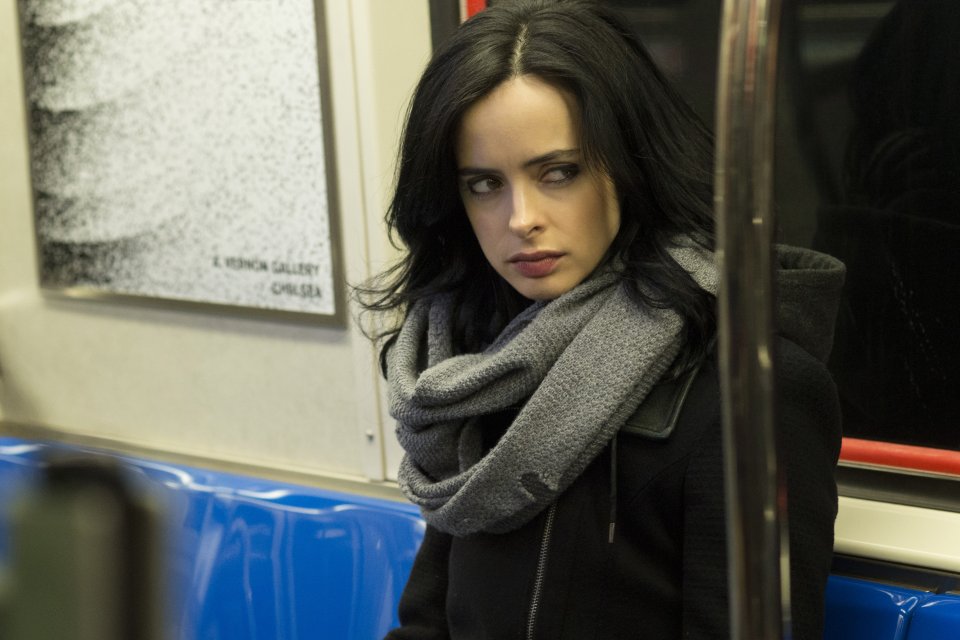 Jessica Jones: un primo piano di Krysten Ritter in metropolitana