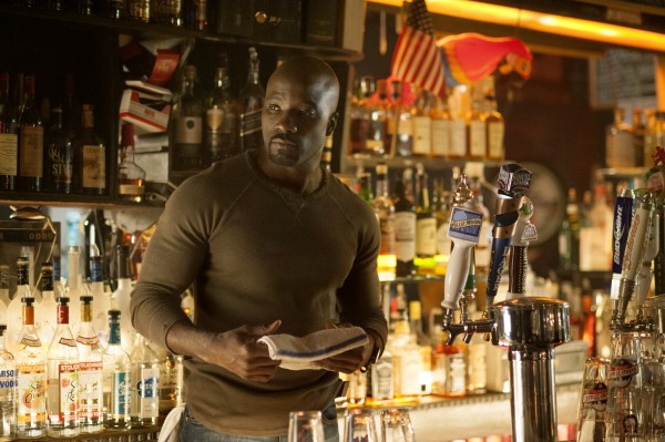 Jessica Jones: Mike Colter dietro il bancone del bar