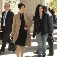 Krysten Ritter in Jessica Jones con Carrie Anne Moss
